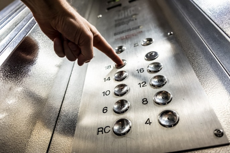 Mise aux normes des ascenseurs de biens locatifs : les éléments à savoir