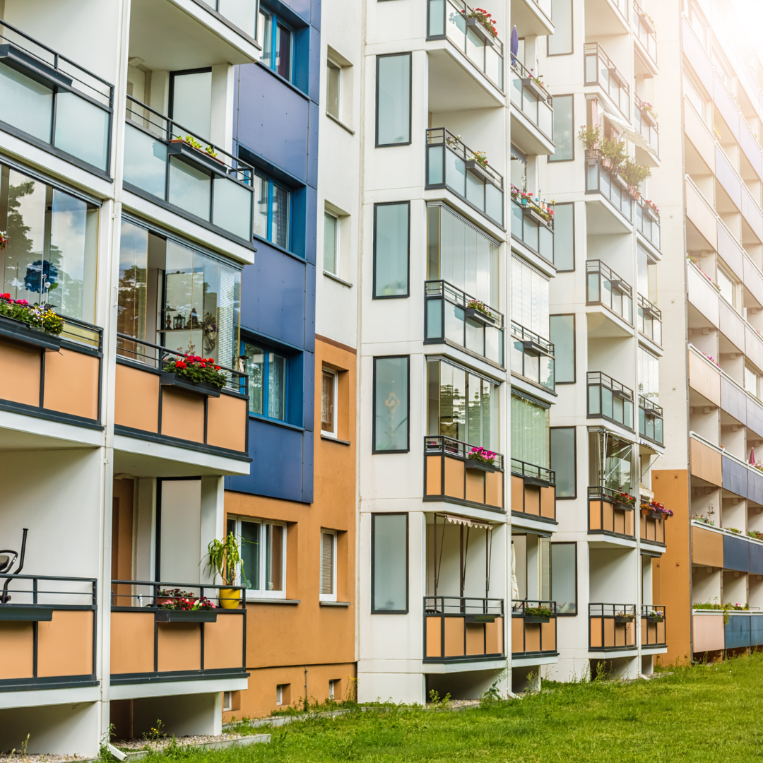 La régularisation d’une infraction urbanistique affectant un appartement est-elle toujours à charge du propriétaire ?